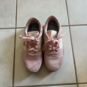 New Balance Woman Tennis Shoes size 7